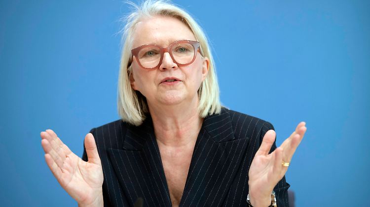 Die neue Vorsitzende der "Wirtschaftsweisen", Monika Schnitzer, hält Boni- und Dividendenzahlungen bei gleichzeitiger staatlicher Unterstützung für "nicht plausibel".