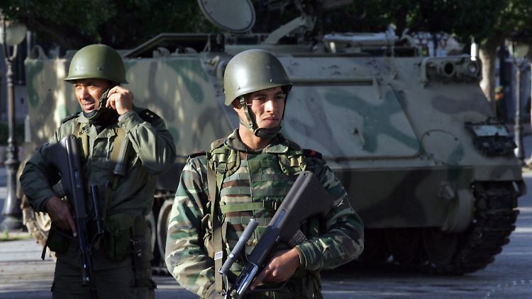 Im Zentrum von Tunis stehen weiter Panzer auf den Straßen.