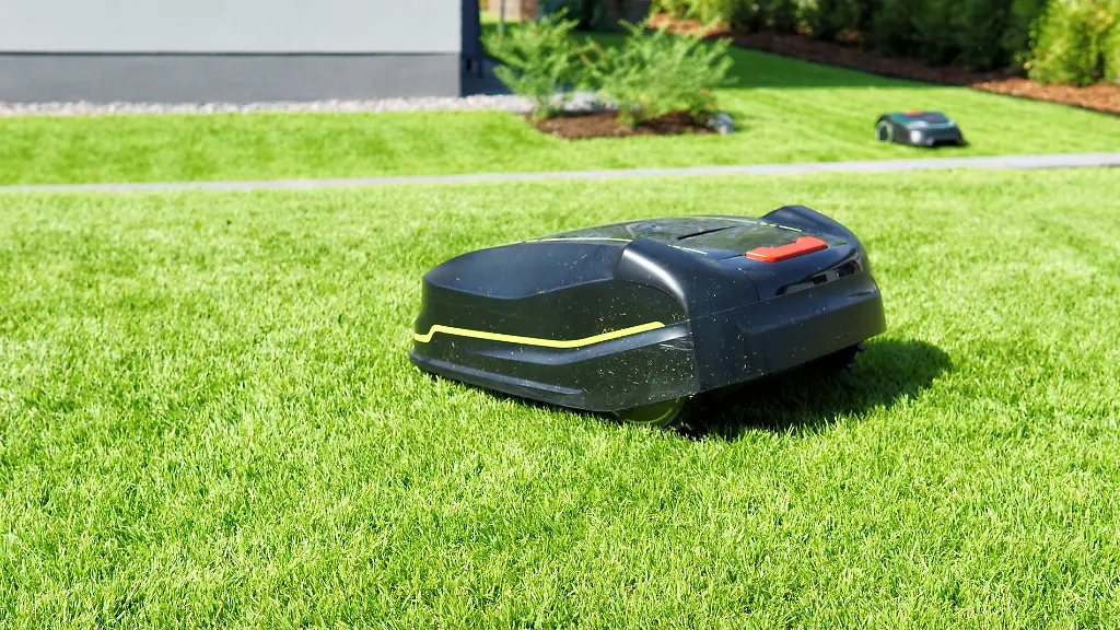 Smarter-Helfer-bei-der-Rasenpflege-Maehroboter-ohne-Begrenzungskabel