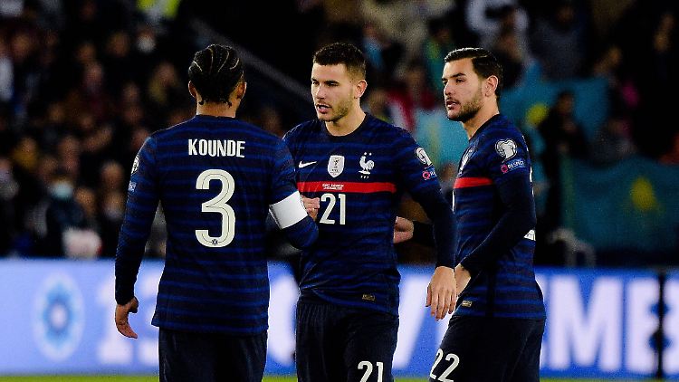 Lucas Hernández (M.) hat einen Auftrag für seinen Bruder Theo (r.).