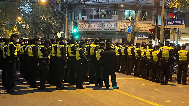 Mit massiver Polizeipräsenz versucht die Regierung, jeglichen öffentlichen Protest im Keim zu ersticken. 