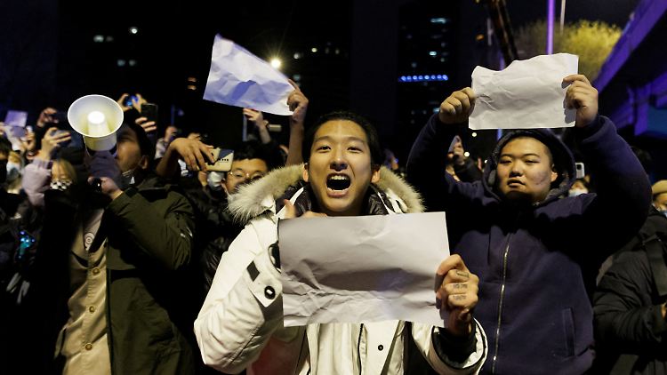 Auch zum Zeigen eines Blatt Papiers ohne Botschaft bedarf es in China einer Menge Mut.