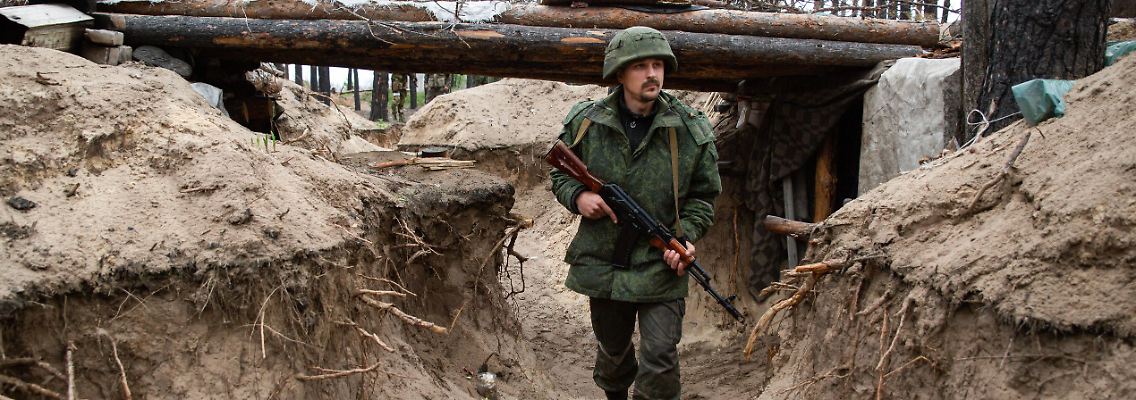 Russischer Kämpfer in einem Schützengraben.