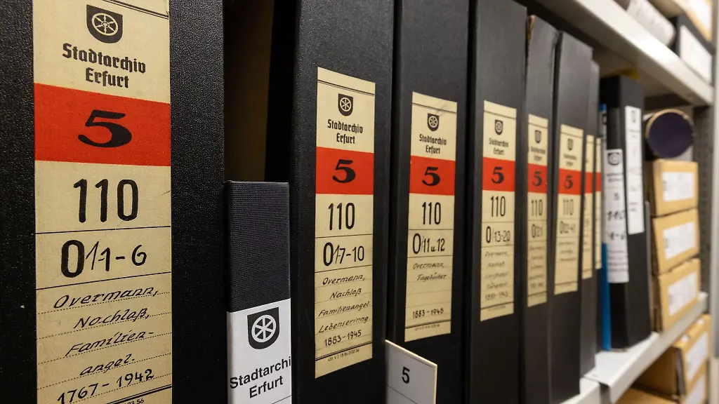 Im-Magazin-des-Stadtarchivs-Erfurt-lagern-historische-Dokumente