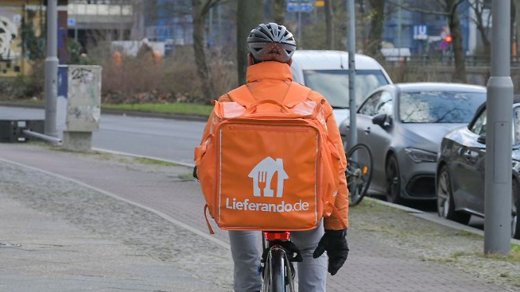 Lieferando-Fahrer sollen zwischen November und März einen Winterbonus von 50 Cent pro Stunde erhalten. In  Stoßzeiten soll es weitere 50 Cent pro Stunde geben. 