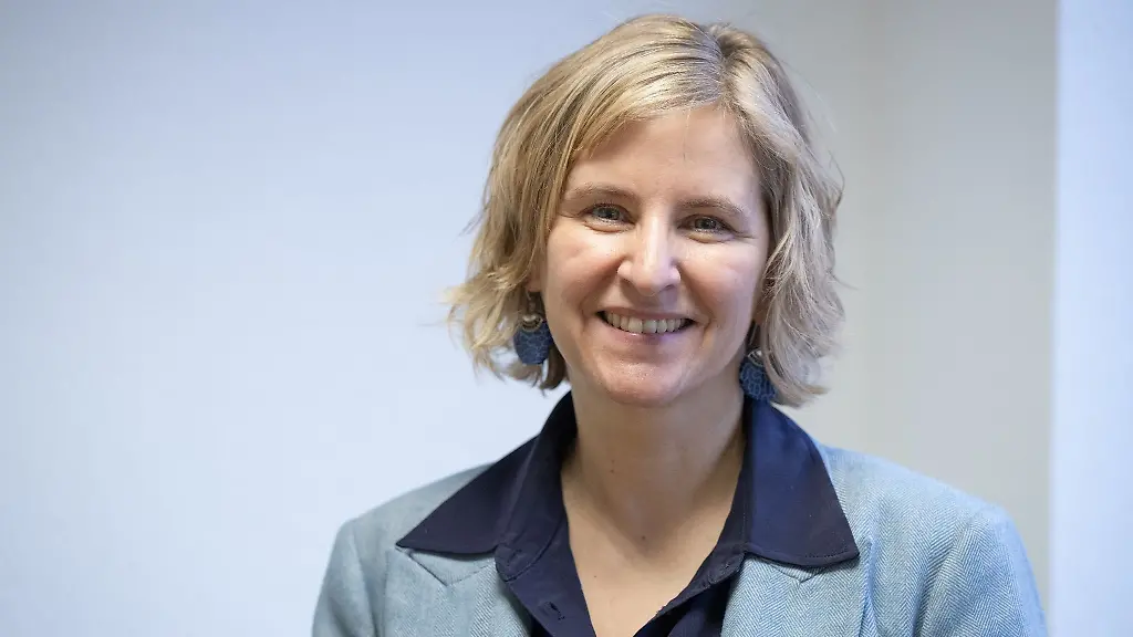 Katrin-Eder-Buendnis-90-Die-Gruenen-Umweltministerin-von-Rheinland-Pfalz-sitzt-bei-einem-Gespraech-mit-der-dpa-auf-dem-Gruenen-Sofa-in-der-Redaktion-in-Mainz