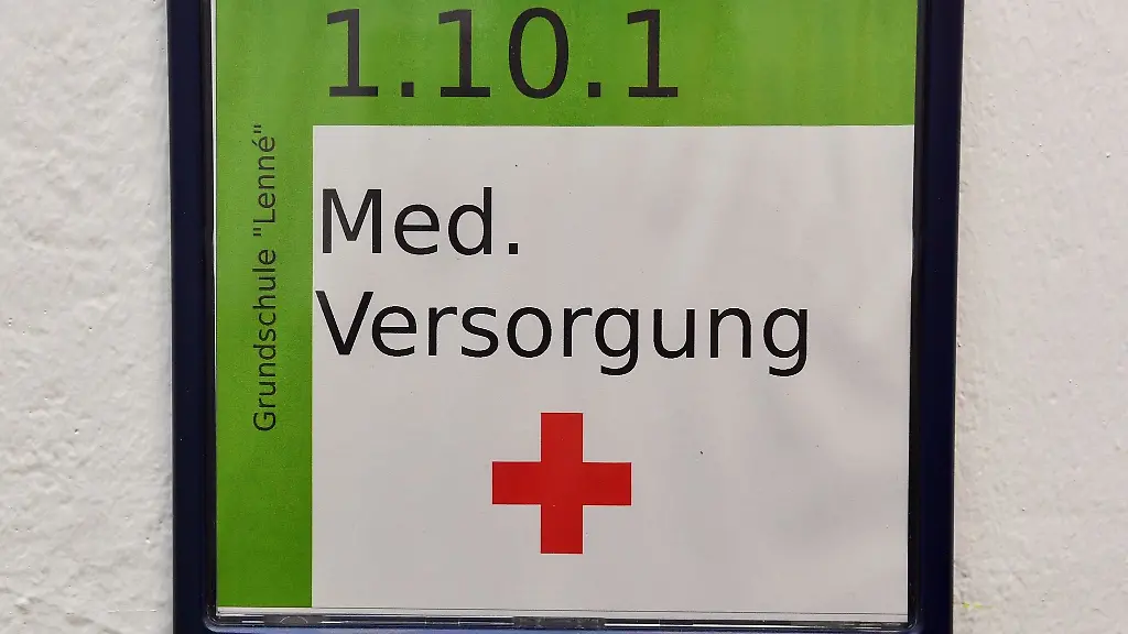 Med-Versorgung-steht-auf-einem-Schild-an-einem-Raum-in-der-Lenne-Grundschule