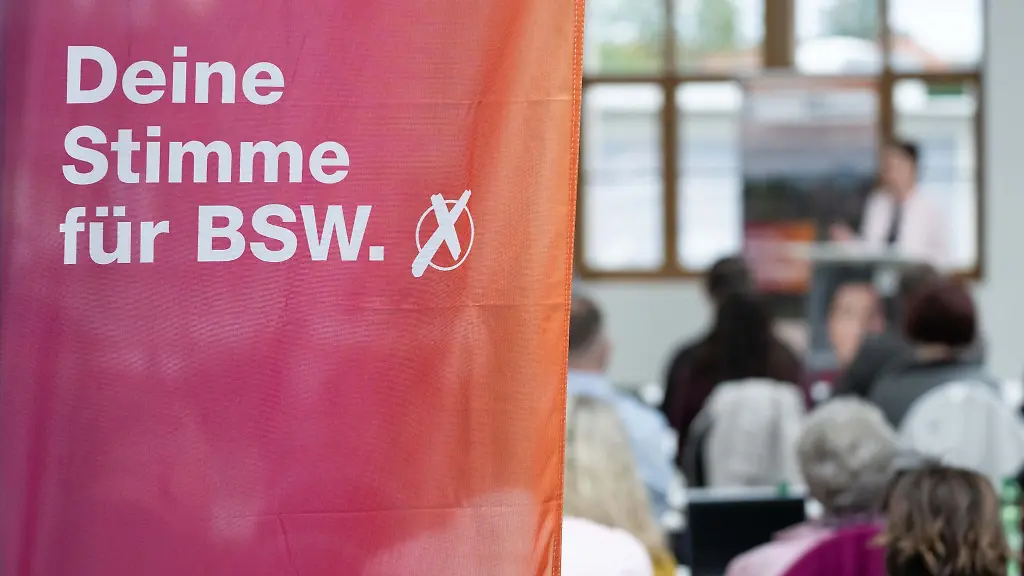 Teilnehmer-des-Landesparteitags-des-Buendnis-Sahra-Wagenknecht-BSW-sitzen-auf-ihren-Plaetzen-Der-saechsische-Landesverband-des-Buendnisses-Sahra-Wagenknecht-BSW-will-sich-fuer-die-Landtagswahl-aufstellen