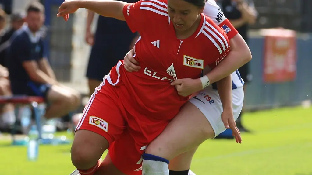 Die-Unionerin-Nour-Youssef-l-und-die-Herthanerin-Elina-Frieauff-kaempfen-im-Regionalliga-Spiel-im-Hanns-Braun-Stadion-um-den-Ball-Nour-Youssef-faellt-verletzt-aus