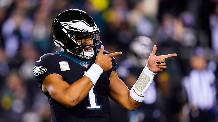 Philadelphia Eagles-Quarterback Jalen Hurts jubelt - über seinen neuen Vertrag?