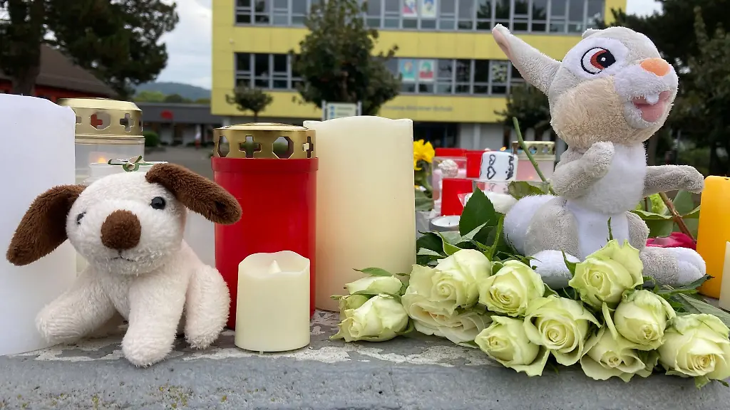 Kerzen-stehen-vor-einer-Schule