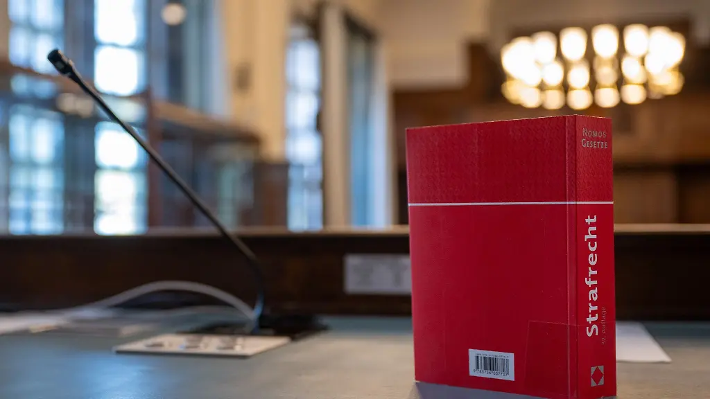 Das-Gesetzbuch-Strafrecht-steht-auf-einem-Tisch-in-einem-Verhandlungssaal-im-Kriminalgericht-Moabit