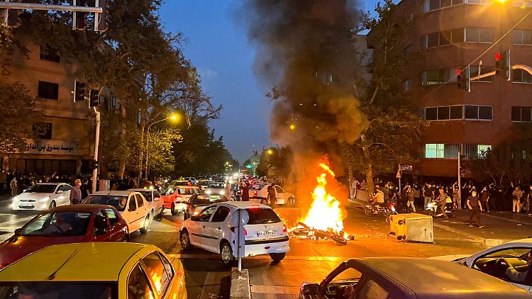 Mussawis Einschätzung nach liegen den Protesten "miteinander verbundene Krisen" zugrunde.