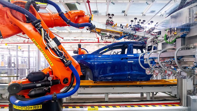 Rund die Hälfte der ausgebliebenen Wertschöpfung betrifft die deutsche Autoindustrie. 