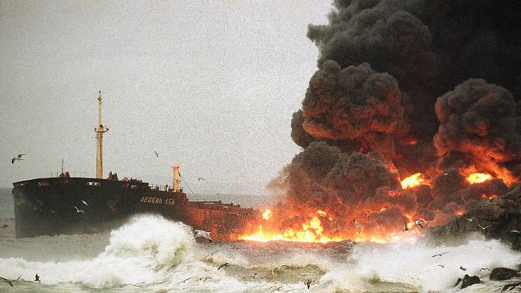 Bewohner und Touristen wurden in Sicherheit gebracht, die 300-köpfige Besatzung des Schiffes sprang ins Meer, um sich zu retten.