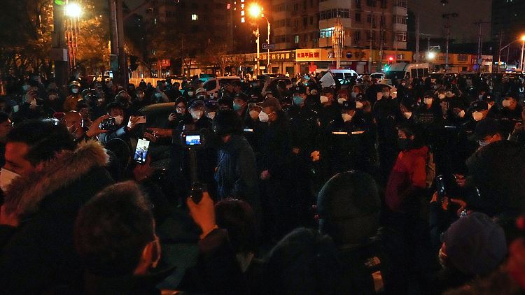 Die Demonstrationen gegen die strikten Corona-Maßnahmen hatten sich am Sonntag auf mehrere Städte ausgeweitet. Sie wurden auch zu Protesten gegen die Regierung.