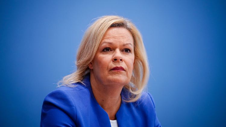 Laut Gesetzentwurf des Innenministeriums soll man statt nach acht Jahren künftig bereits nach fünf Jahren Aufenthalt die deutsche Staatsbürgerschaft erhalten können.