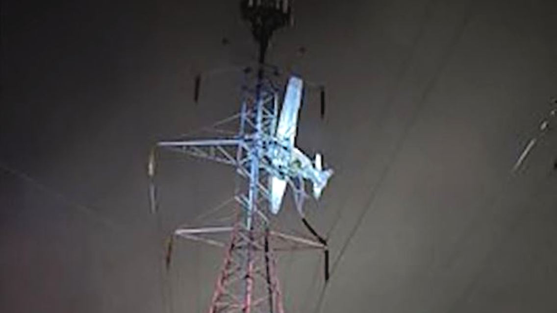 Flugzeug_Strommast.JPG
