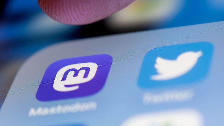 Man muss ja nicht gleich kündigen, viele neue Mastodon-Nutzer bleiben vorerst auch bei Twitter und warten die Entwicklung ab.