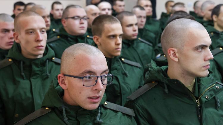 Hilfe für die darbende Wirtschaft: Da Hunderttausende einberufen werden, steigt nun auch in Russland die Herstellung von Berufsbekleidung.