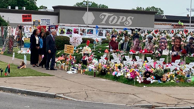 Der Mann hatte Mitte Mai vor und in einem Supermarkt in Buffalo schwer bewaffnet das Feuer eröffnet.