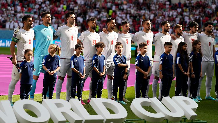 Irans Nationalspieler singen die Hymne mit - wohl nicht freiwillig.