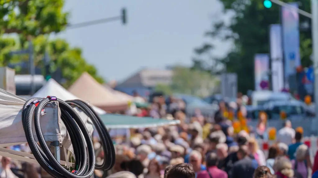 Menschen-gehen-ueber-den-Flohmarkt-am-Mainufer