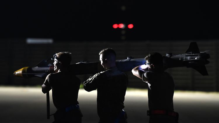 US-Soldaten bei der Montage einer Rakete vom Typ AIM 9X an ein Kampfflugzeug. 