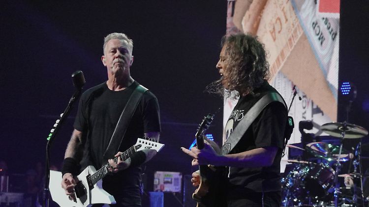 Die Band um Sänger James Hetfield (l.) macht auf ihrer Tour auch in zwei deutschen Städten halt. 