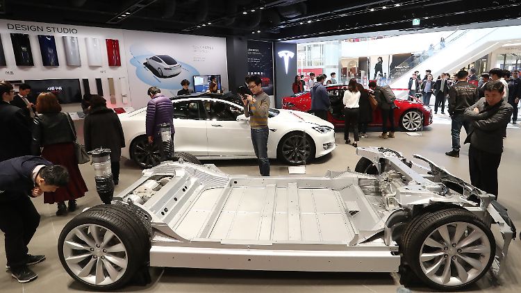 Eine Tesla-Ausstellung in der südkoreanischen Hauptstadt Seoul. Präsident Yoon und Musk hatten vergangene Woche telefoniert. 