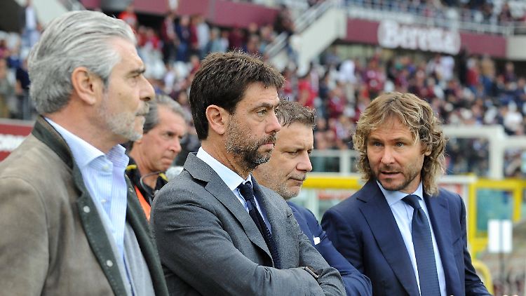 Ganz rechts steht Pavel Nedved, links Maurizio Arrivabene, in der Mitte Andrea Agnelli.