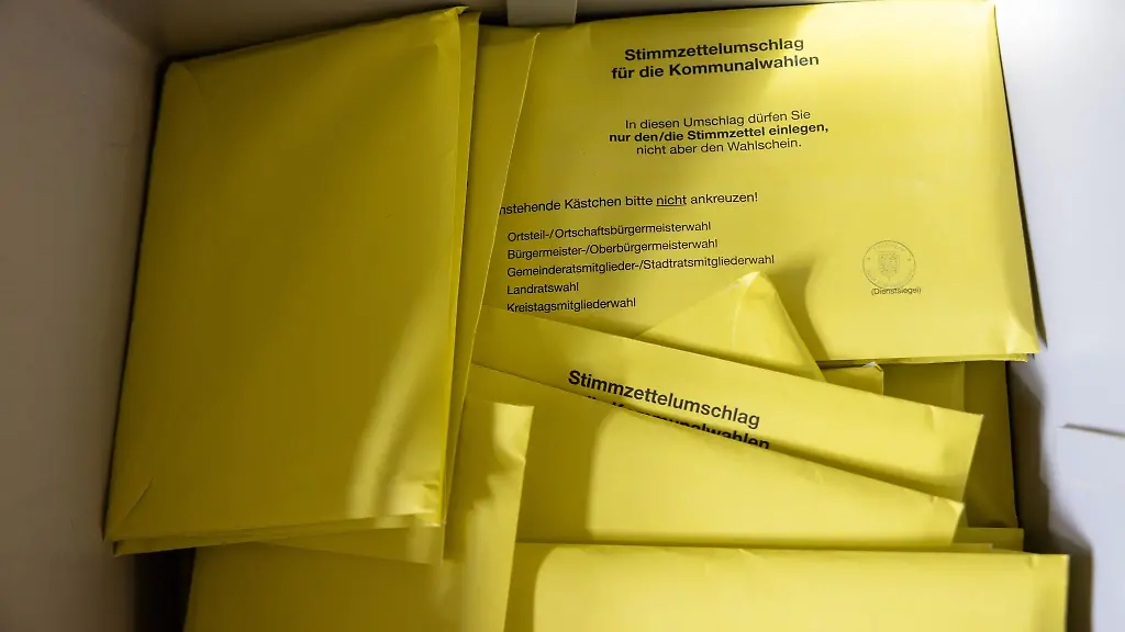 Briefwahlumschlaege-fuer-die-Kommunalwahl-liegen-im-Rathaus-Hildburghausen-zur-Auszaehlung-bereit