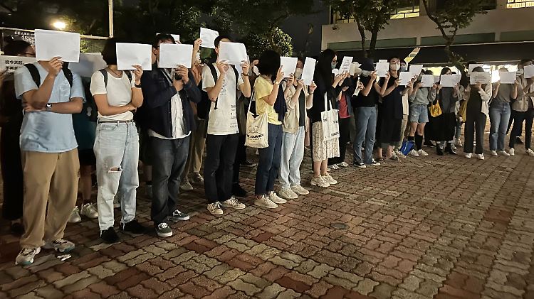 Ein tödlicher Wohnungbrand in Urumqi hatte die Proteste dort besonders befeuert.