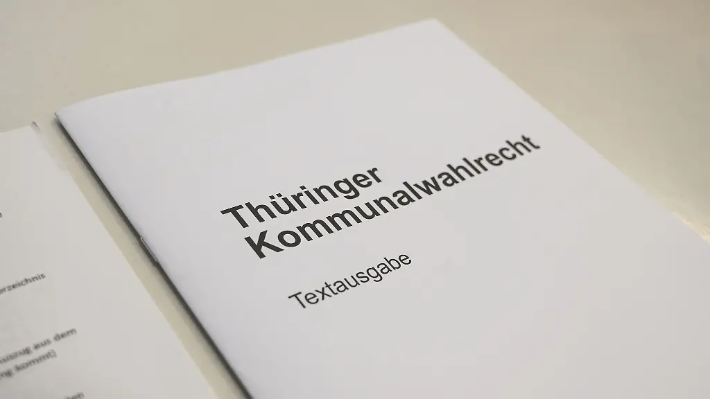 Die-gedruckte-Ausgabe-des-Thueringer-Kommunalwahlrechts-ist-in-einem-Wahllokal-ausgelegt-Zur-Kommunalwahl-in-Thueringen-werden-unter-anderem-Buergermeister-Landraete-Stadtraete-und-Gemeinderaete-neu-gewaehlt