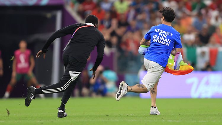 Beim Spiel zwischen Portugal und Uruguay forderte ein Flitzer unter anderem "Respekt für die Frauen im Iran".