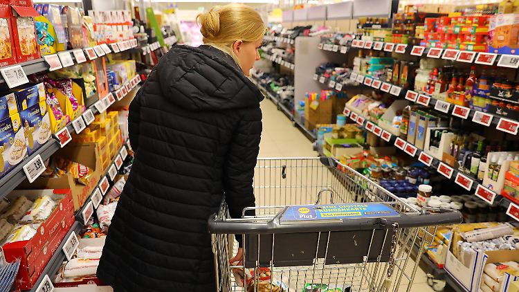 Viele Deutschen blicken mit Sorgen auf die Preissteigerungen im Supermarkt. 
