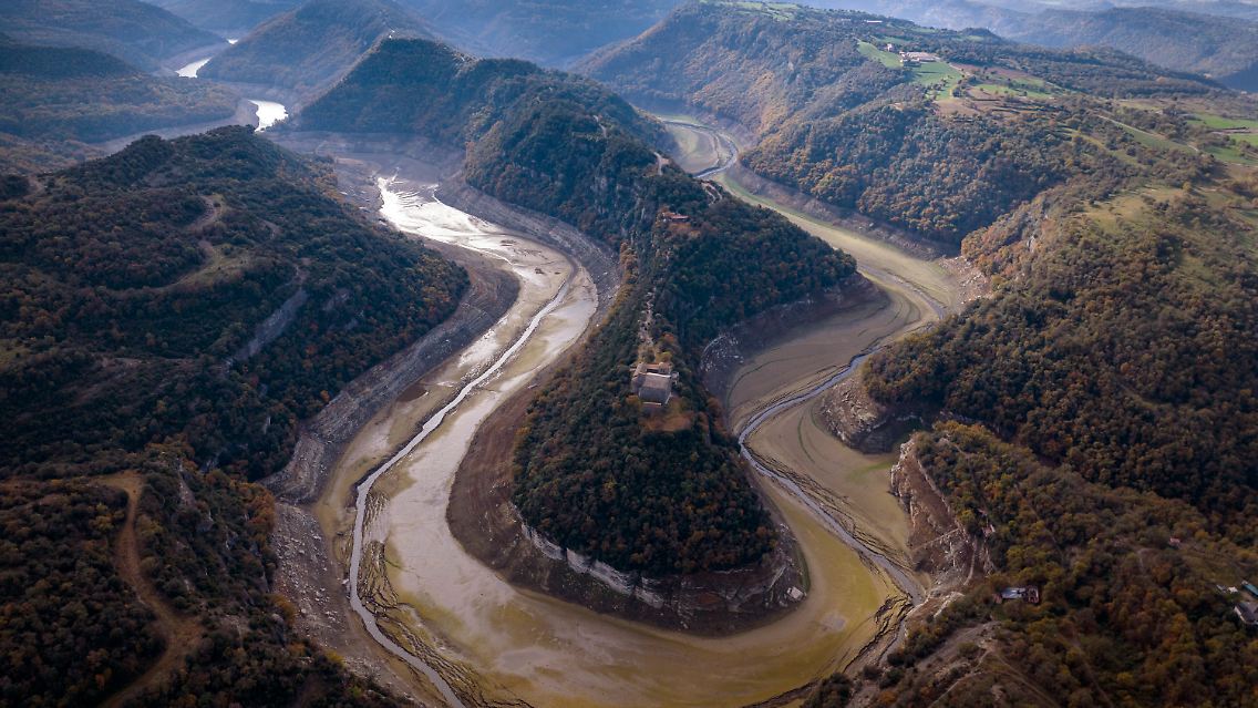 Blick auf den Fluss Ter, der zu einem Stausee in der Nähe von Vilanova de Sau fließt. In der spanischen Region Katalonien beginnen Beschränkungen der Wassernutzung für die Landwirtschaft und für Freizeitaktivitäten, da die monatelange Dürre, die verheerende Folgen für die Ernten hatte, die menschlichen Lebensbedingungen zunehmend einschränkt.