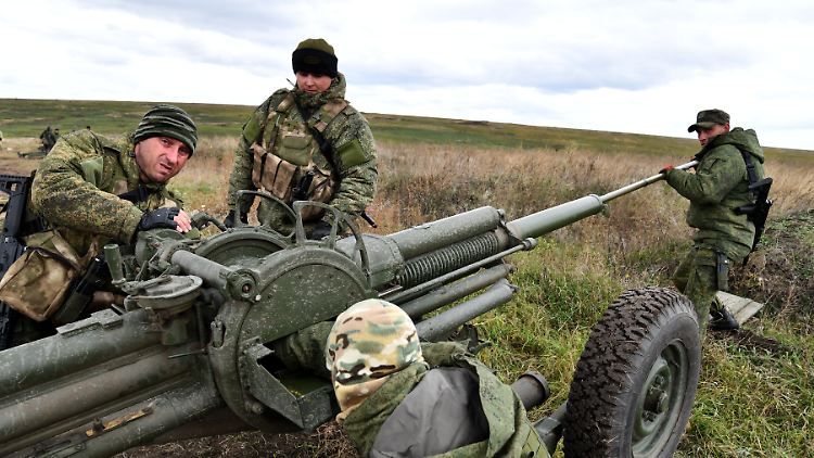 Russische Soldaten trainieren an einem Artillerie-Geschütz.