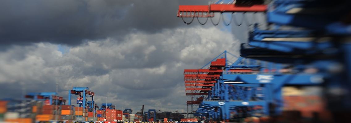 Container werden im Hamburger Hafen umgeschlagen: Die Wirtschaftsstimmung in der Eurozone hat sich im November aufgehellt.
