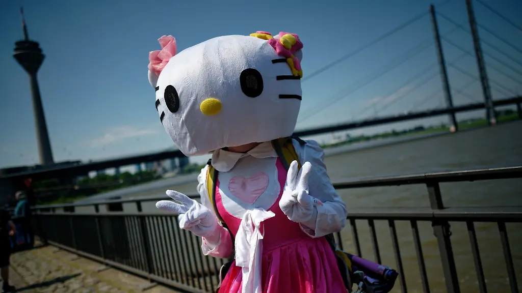 Eine-Cosplayerin-zeigt-beim-Japan-Tag-2023-ihr-Kostuem-Seit-1983-wuerdigen-die-Japaner-ihre-traditionell-guten-Beziehungen-zu-Nordrhein-Westfalen-und-besonders-zur-Stadt-Duesseldorf-mit-Japanwochen