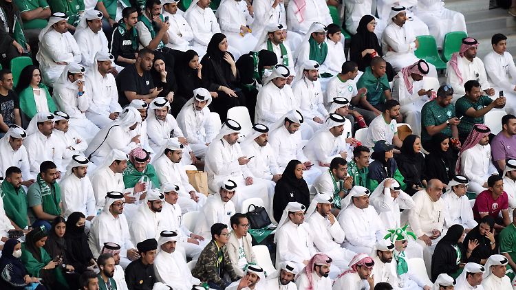 Eindeutig keine "Bademäntel": Fans in Katar.