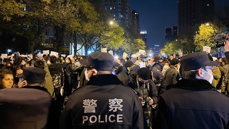 Mit weißen Blättern in den Händen bringen die Protestierenden ihre Unzufriedenheit mit der Führung der Kommunistischen Partei Chinas zum Ausdruck