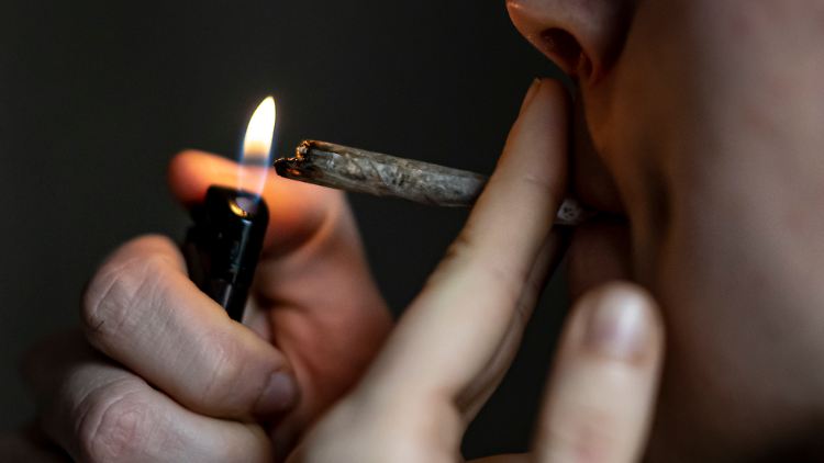 Bundesgesundheitsminister Lauterbach will die Cannabislegalisierung durch ein wissenschaftliches Gutachten absichern.