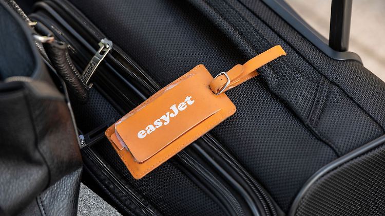 Die Fluggesellschaft Easyjet belohnt Mitarbeiter für besonders strenge Gepäckkontrollen.