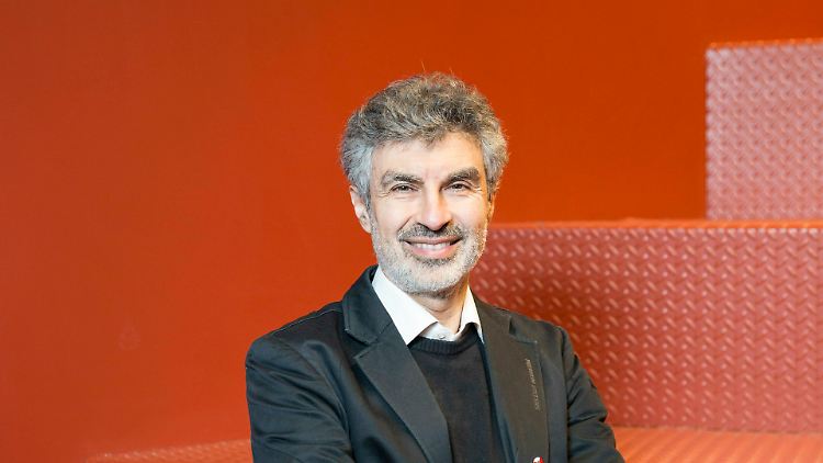 Prof. Yoshua Bengio gilt weltweit als einer der führenden Experten auf dem Gebiet der künstlichen Intelligenz und ist vor allem für seine Pionierarbeit auf dem Gebiet des Deep Learning bekannt.