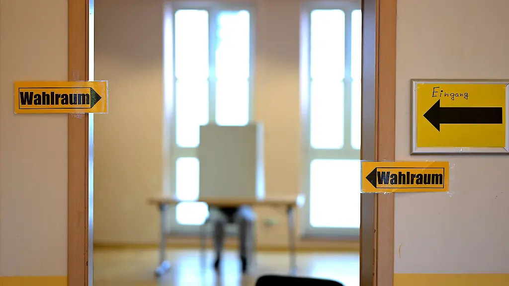 Wegweiser-zum-Wahlraum