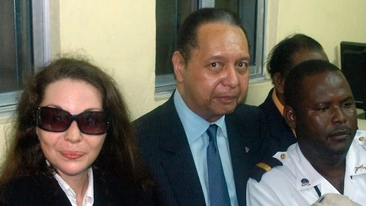 Duvalier (Mitte) trifft mit seiner Frau auf dem Flughafen von Port-au-Prince ein.