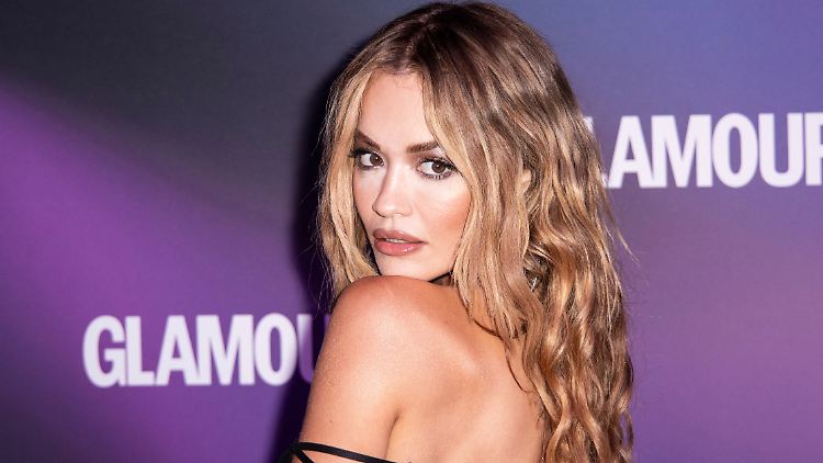 Stolz auf ihre eigene Briefmarke: Rita Ora.