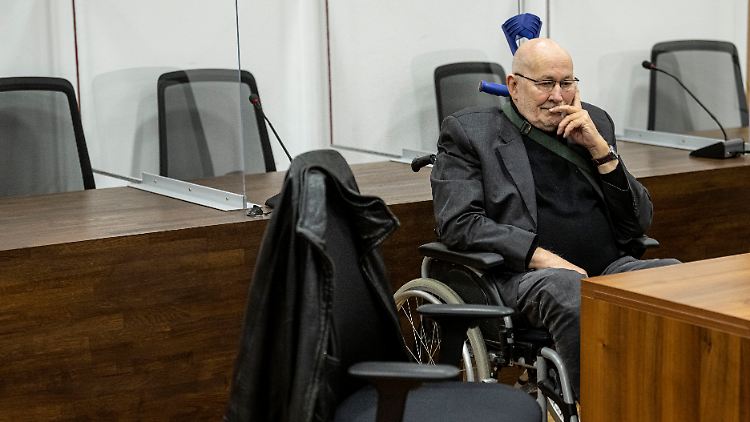 Mahler war einst Mitbegründer der linksextremistischen Roten Armee Fraktion und distanzierte sich nach einer langen Haftstrafe von seiner terroristischen Vergangenheit. 