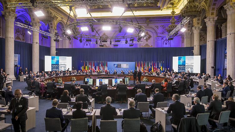 Winterhilfe für die Ukraine: Die NATO-Außenminister tagen in historisch bedrückender Palastkulisse.